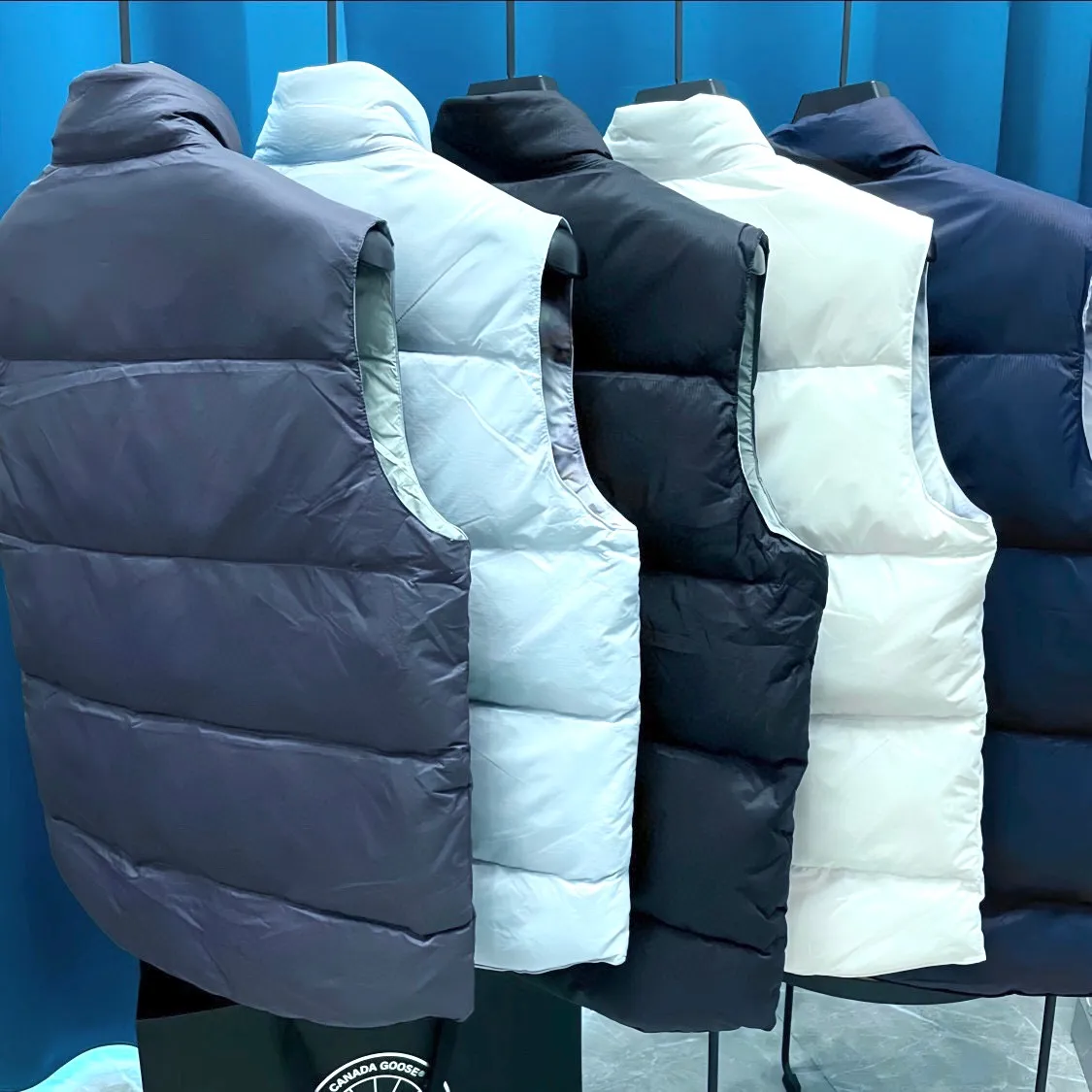 P440 Canadagoose ➡️ Canada 🦢 Glacier Series 💥 Down Vest, look good with it ❗️ Canada Goose’s new “Northern Lights Series” down vest Canada Goose’s new “Northern Lights” Northern Lights white label down vest is on sale! The light and layered colors give people the feeling of being trapped in the mist around icebergs and glaciers. It can be said to be very dreamy! Material list: 1⃣ Original custom-made double-flat 9500-100% nylon nylon material 2⃣ Original YKK zipper, non-auxiliary factory product 3⃣ National standard 80% white duck down, (zp uses 80% white duck down/everything boasting 90% is fake) Material analysis characteristics: 1⃣ Original factory/9500-100% nylon100% nylon Lurex yarn In fact, 100% nylon is rarely pure nowadays. Most of them are mixed with cotton or polyester. Our top-quality original version is developed in accordance with ZP and uses the same material. 2⃣ As we all know, the original version uses 80% white duck down. The fill power refers to the cubic inches of volume occupied by each ounce (30 grams) of down under certain conditions. If one ounce of down occupies 500 cubic inches, the fill power of the down is 500. So we can simply understand it as: fill power is the volume of down, and the volume of down is fill power. The higher the fill power of down, it means that under the same filling amount, down can fix a larger volume of air layer to keep warm and insulate, so the warmth retention of down is better. Size:XS-2XL